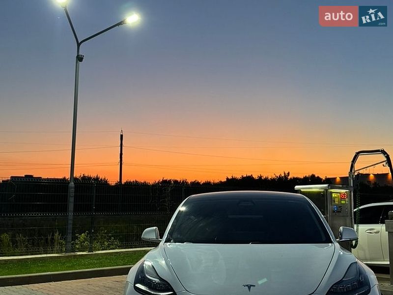 Седан Tesla Model 3 2019 в Виннице