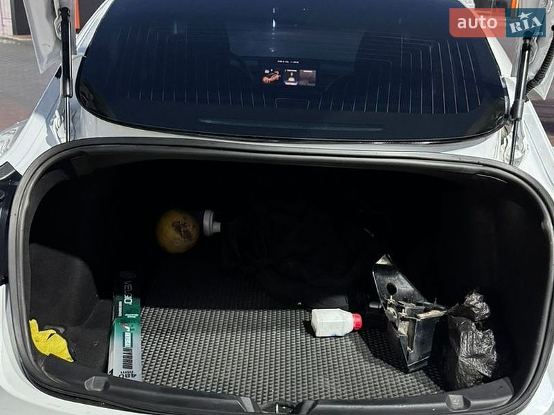 Седан Tesla Model 3 2019 в Виннице