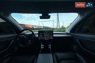 Седан Tesla Model 3 2020 в Львові