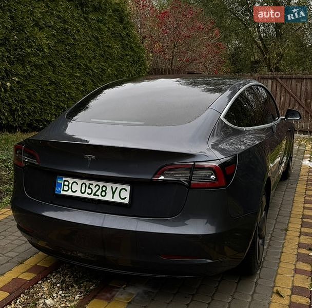 Седан Tesla Model 3 2019 в Львові