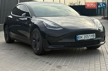 Седан Tesla Model 3 2019 в Дубні
