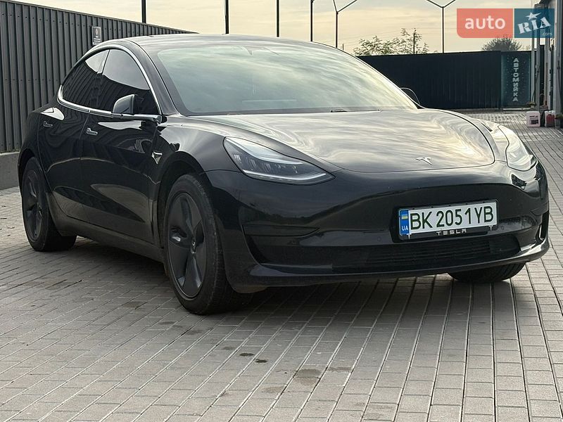 Седан Tesla Model 3 2019 в Дубні