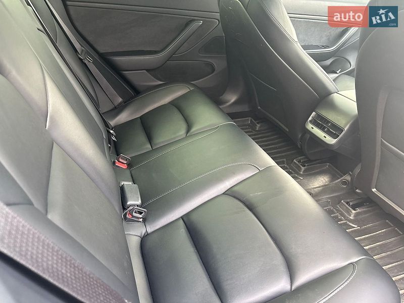Седан Tesla Model 3 2019 в Дубні