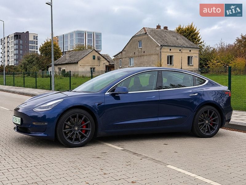 Седан Tesla Model 3 2021 в Черновцах