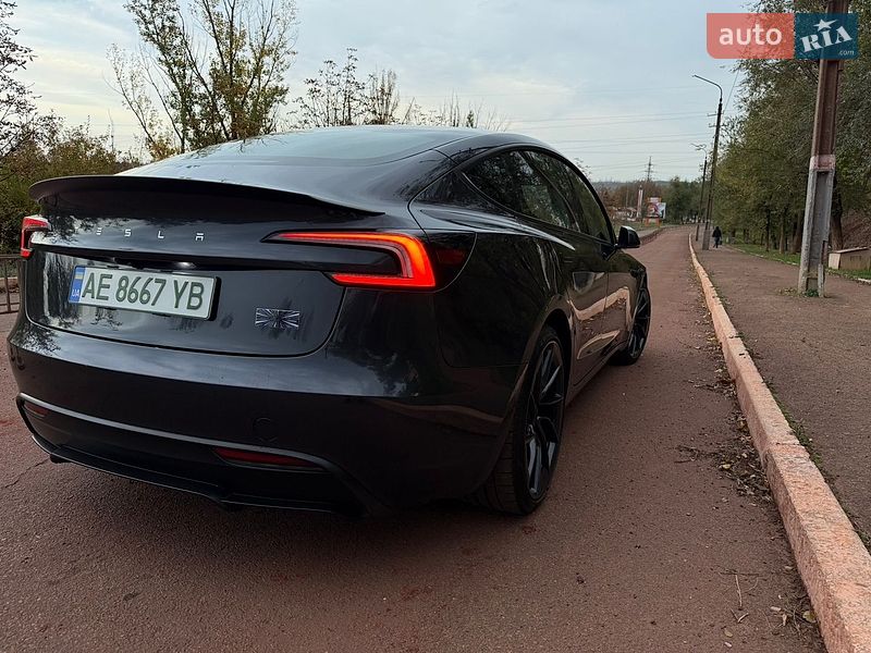 Седан Tesla Model 3 2024 в Кривому Розі
