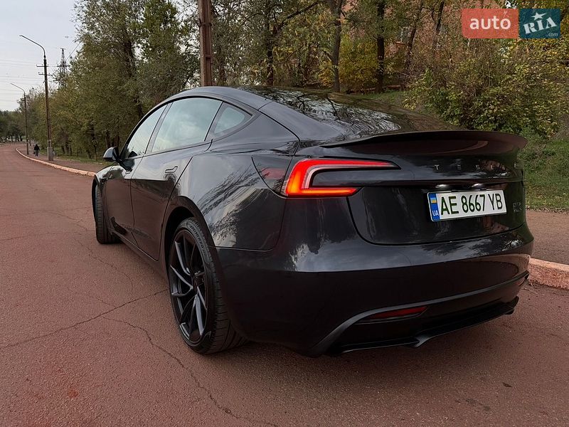 Седан Tesla Model 3 2024 в Кривому Розі