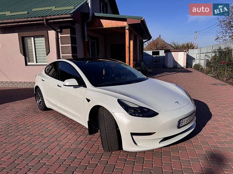 Седан Tesla Model 3 2021 в Миргороді