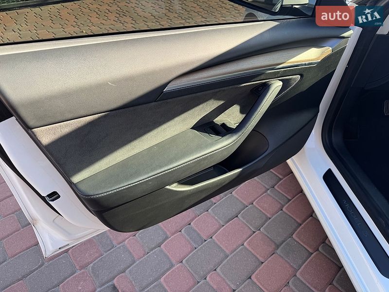 Седан Tesla Model 3 2021 в Миргороді