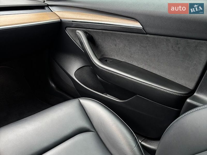Седан Tesla Model 3 2023 в Днепре
