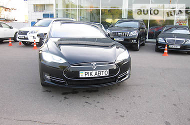 Седан Tesla Model S 2015 в Киеве