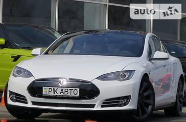 Седан Tesla Model S 2015 в Киеве