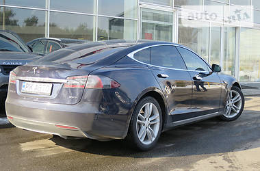 Седан Tesla Model S 2015 в Киеве