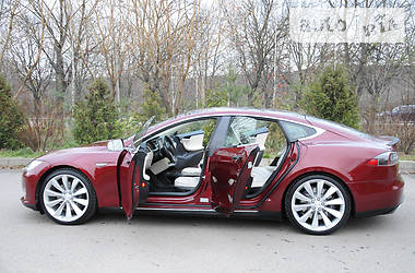 Седан Tesla Model S 2013 в Рівному