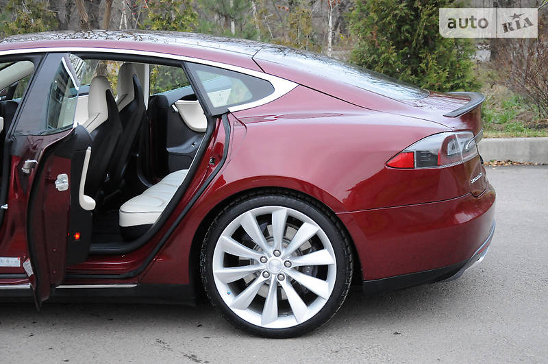 Седан Tesla Model S 2013 в Ровно