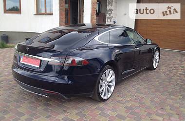 Седан Tesla Model S 2013 в Львове