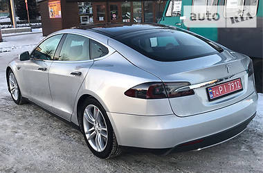 Седан Tesla Model S 2013 в Ровно