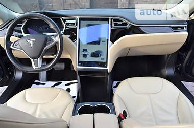 Седан Tesla Model S 2014 в Ровно