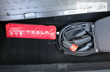 Седан Tesla Model S 2015 в Рівному