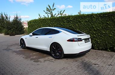 Лифтбек Tesla Model S 2016 в Киеве