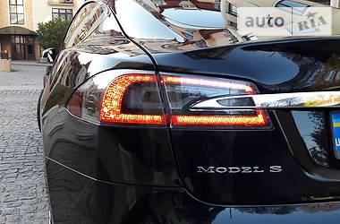 Лифтбек Tesla Model S 2016 в Киеве