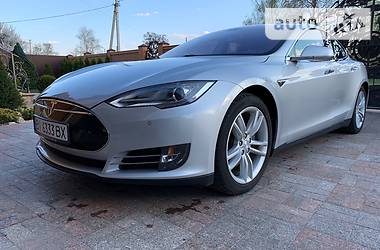 Седан Tesla Model S 2014 в Пирятине