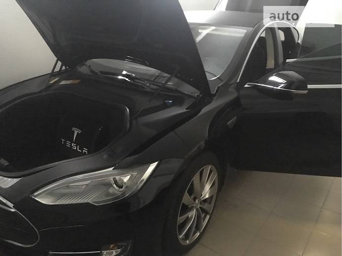 Хэтчбек Tesla Model S 2014 в Коломые
