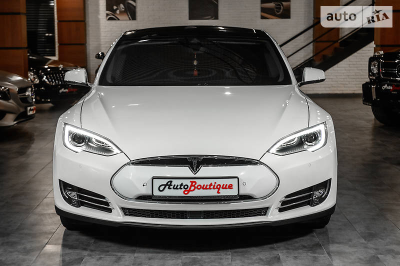 Седан Tesla Model S 2015 в Одесі