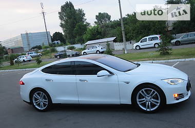 Седан Tesla Model S 2015 в Киеве