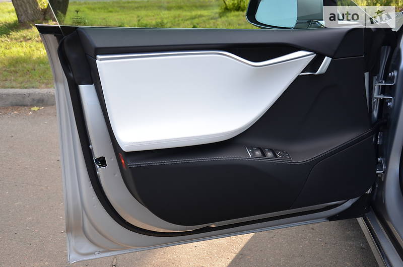 Седан Tesla Model S 2018 в Києві