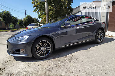 Хэтчбек Tesla Model S 2015 в 