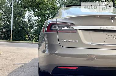 Ліфтбек Tesla Model S 2016 в Києві