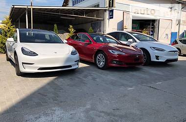 Седан Tesla Model S 2017 в Стрые