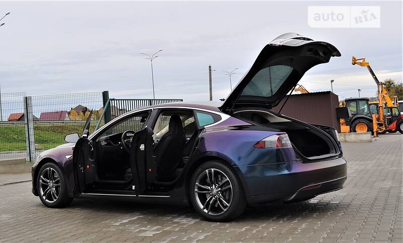 Седан Tesla Model S 2015 в Рівному
