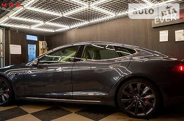 Седан Tesla Model S 2016 в 