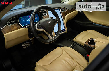 Седан Tesla Model S 2016 в 
