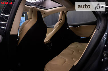 Седан Tesla Model S 2016 в 