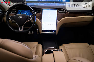 Седан Tesla Model S 2016 в 