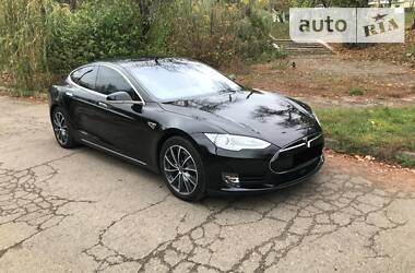 Седан Tesla Model S 2015 в 