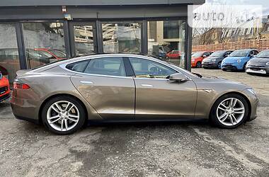 Седан Tesla Model S 2015 в 