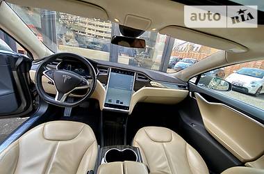 Седан Tesla Model S 2015 в 