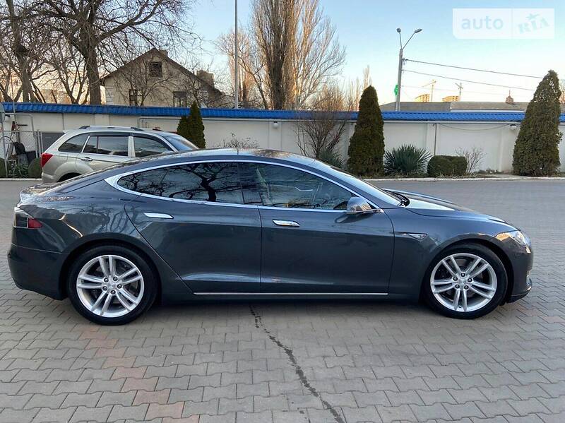 Ліфтбек Tesla Model S 2016 в Одесі