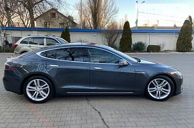 Лифтбек Tesla Model S 2016 в 