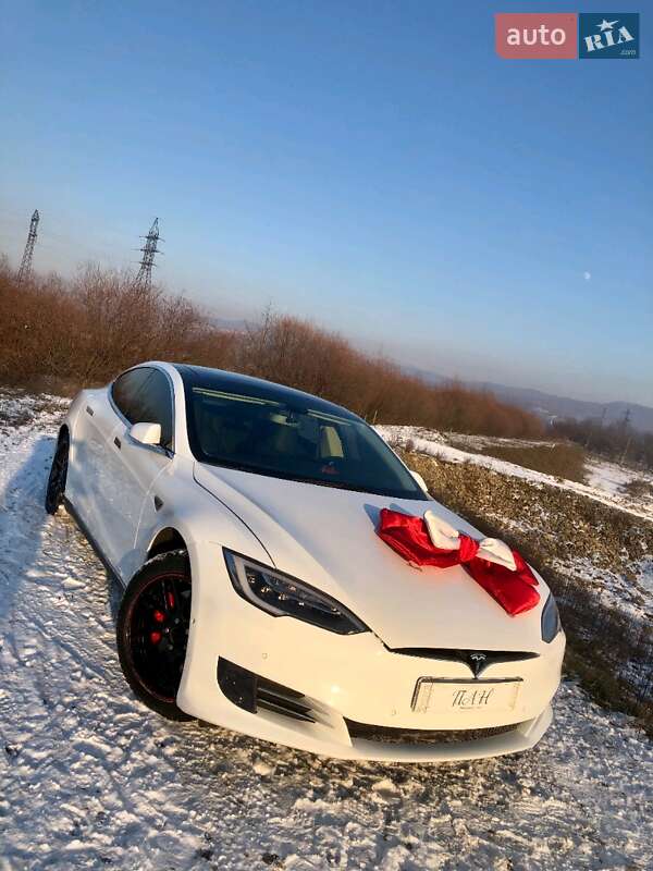Седан Tesla Model S 2014 в Тячеве