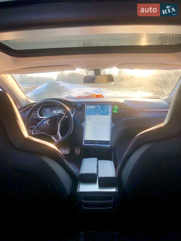 Седан Tesla Model S 2014 в Тячеве
