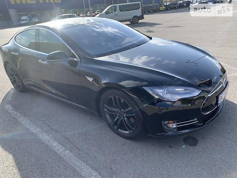 Седан Tesla Model S 2015 в Львове