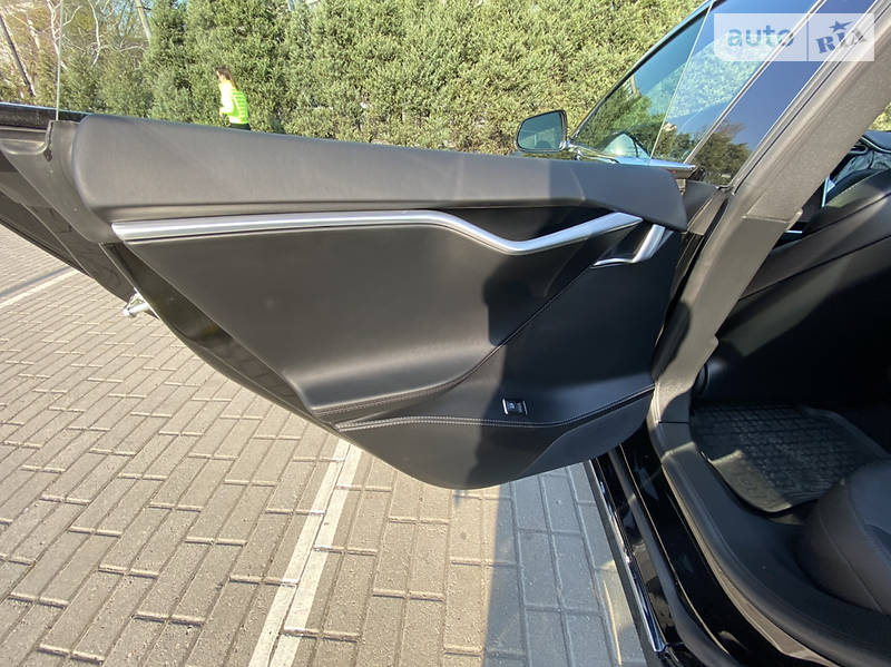 Ліфтбек Tesla Model S 2017 в Дніпрі фото 24 Ліфтбек Tesla Model S 2017 в Дніпрі