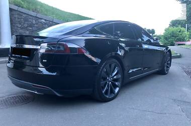 Седан Tesla Model S 2014 в 