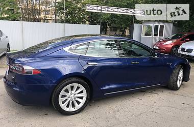 Седан Tesla Model S 2018 в 