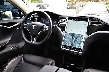 Седан Tesla Model S 2016 в 