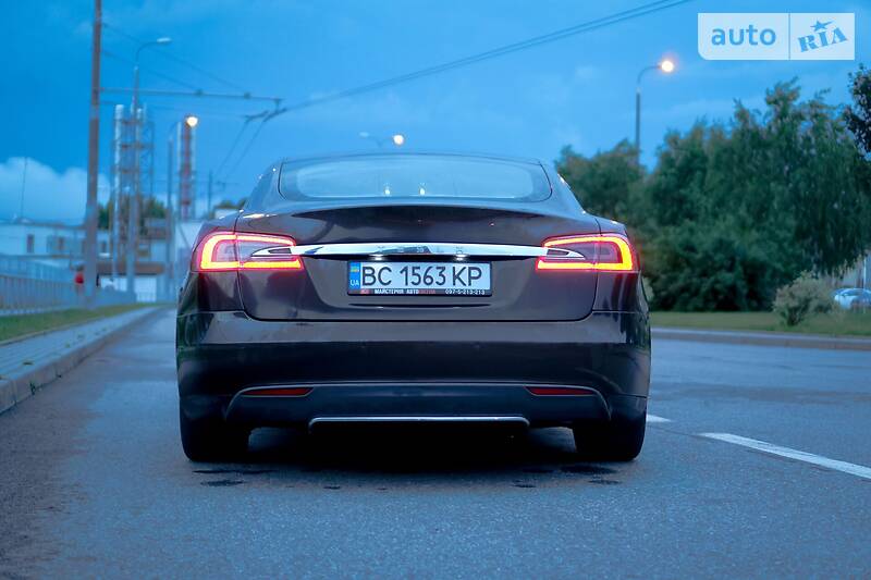 Хетчбек Tesla Model S 2013 в Львові
